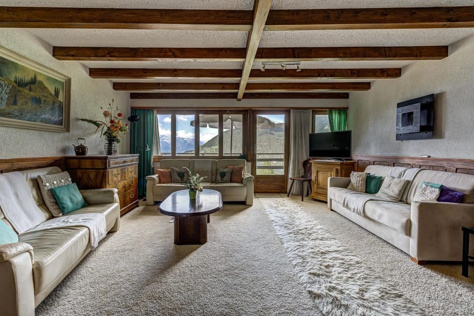 TV and multimedia, Living room, Mountain view, Entertainment