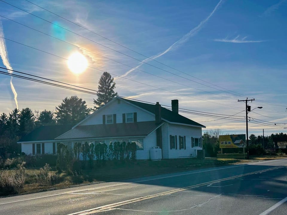 Renovated farmhouse on snowmobile trail with firepit & mountain views, 10 min from Bretton Woods! House in Twin Mountain