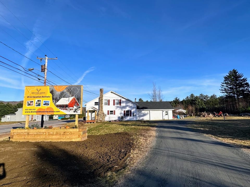 Renovated farmhouse on snowmobile trail with firepit & mountain views, 10 min from Bretton Woods! House in Twin Mountain