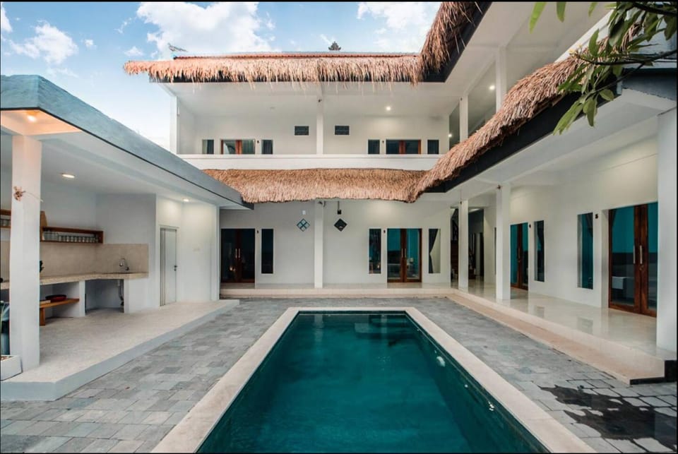 Property building, Day, Pool view, Swimming pool, Swimming pool