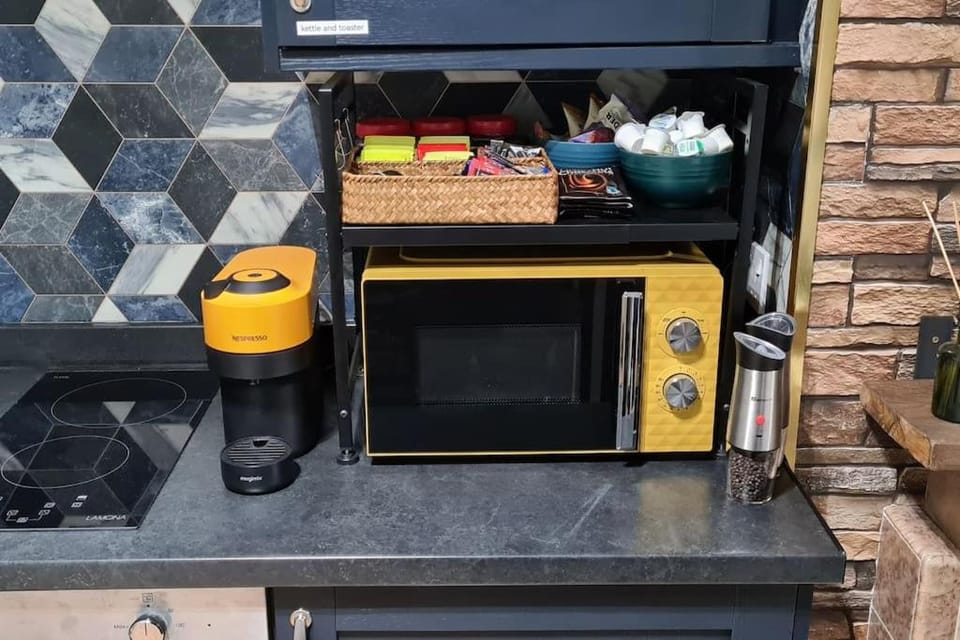 Kitchen or kitchenette, minibar