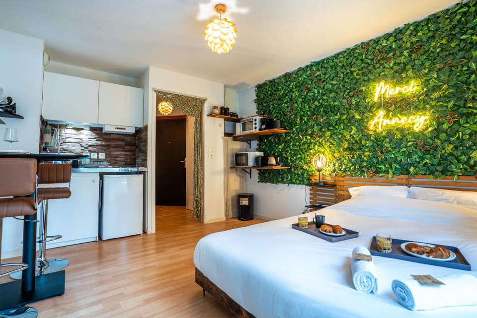 Bed, Kitchen or kitchenette, Food and drinks, Photo of the whole room, Dining area, Bedroom, Food, minibar, oven, pet friendly, stove