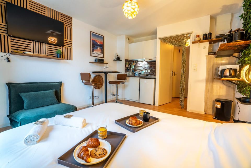 Bed, Kitchen or kitchenette, Living room, Food and drinks, Photo of the whole room, Seating area, Dining area, Bedroom, Food, Breakfast, Continental breakfast, minibar, oven, pet friendly