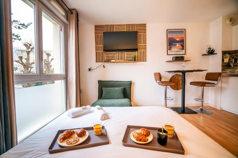 Bed, TV and multimedia, Kitchen or kitchenette, Living room, Food and drinks, Photo of the whole room, Seating area, Dining area, Bedroom, Food, Breakfast, Continental breakfast, Lunch, Dinner, Drinks, minibar