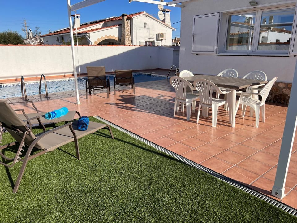 Property building, Patio, Balcony/Terrace, sunbed