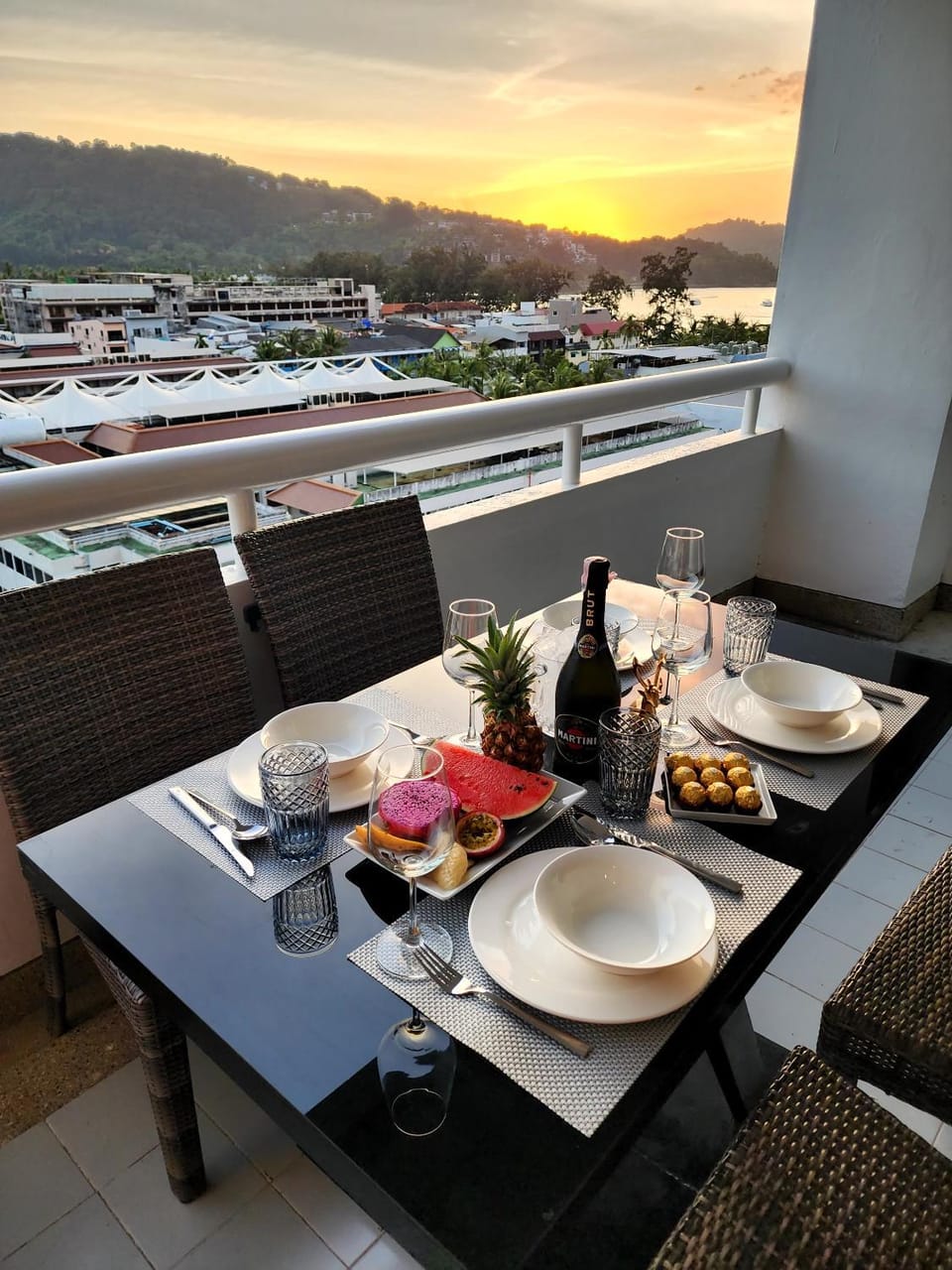 Natural landscape, Balcony/Terrace, Dining area, Food, Mountain view, Lunch, Drinks, Alcoholic drinks