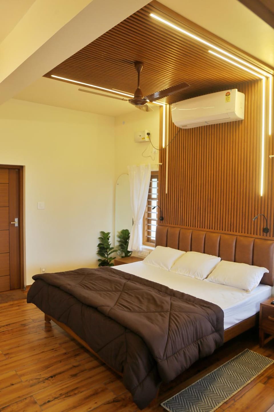 Bed, Photo of the whole room, Bedroom, fireplace, air conditioner