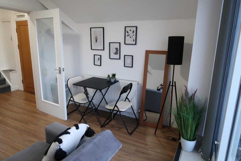 Living room, Other, Photo of the whole room, Decorative detail, Seating area, Dining area, hair dresser, internet