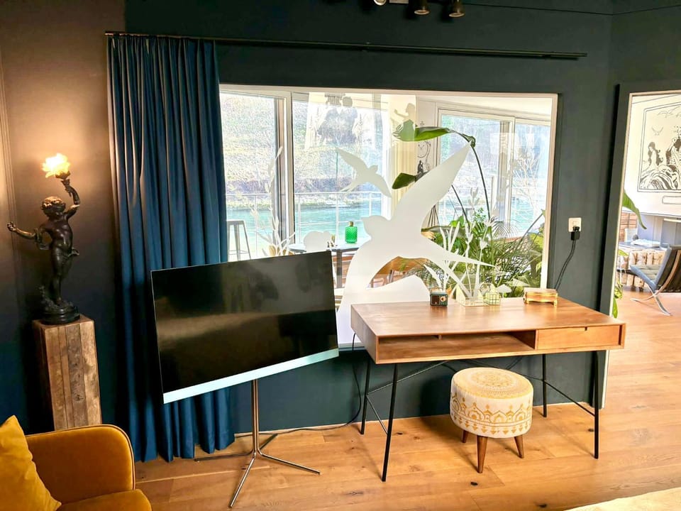 TV and multimedia, Seating area, Bedroom