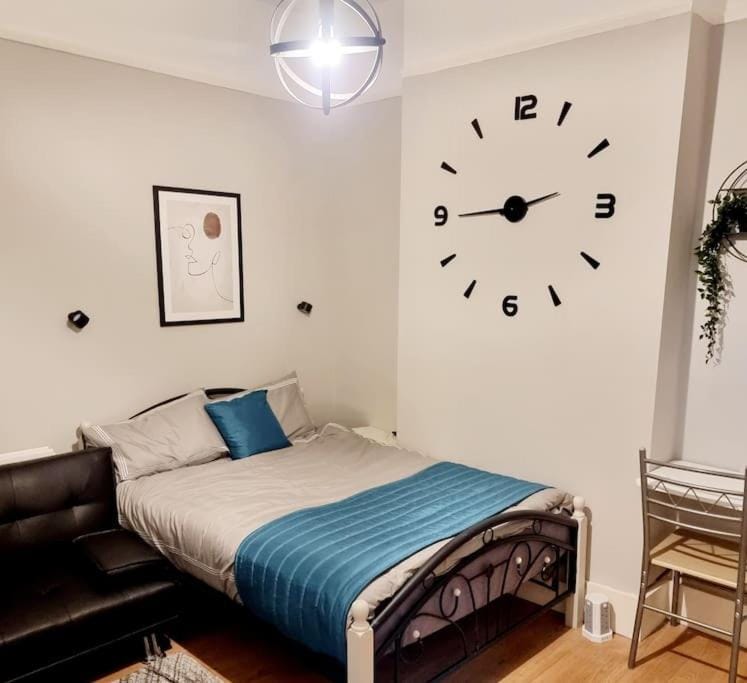 Bed, Living room, Seating area, Bedroom