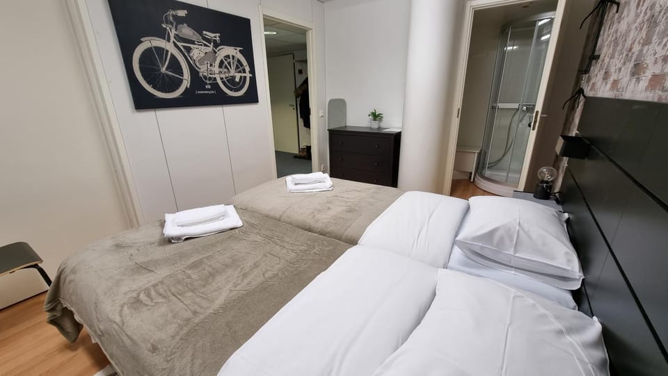 Bed, Bedroom, towels