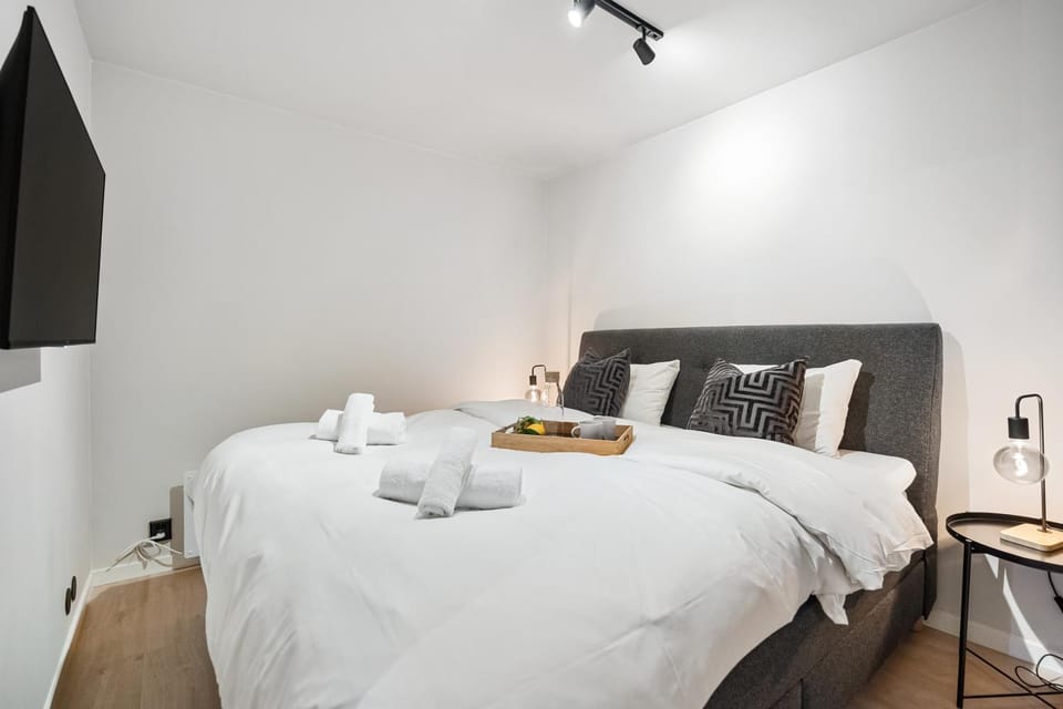 Bed, TV and multimedia, Photo of the whole room, Bedroom, towels