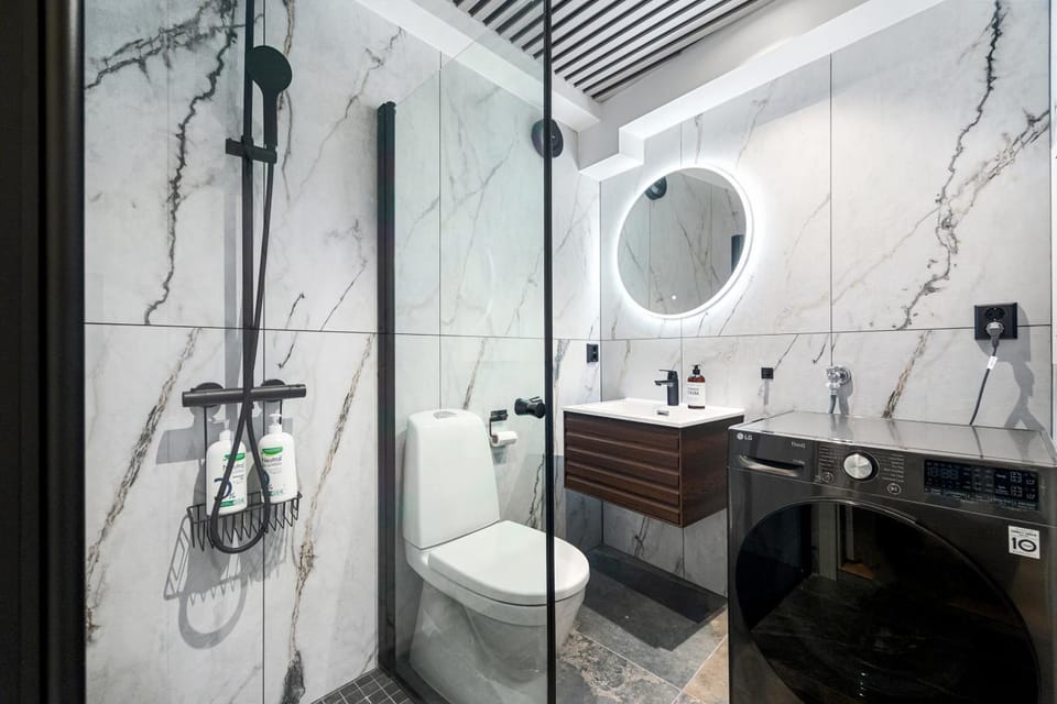 Shower, Toilet, Bathroom, towels