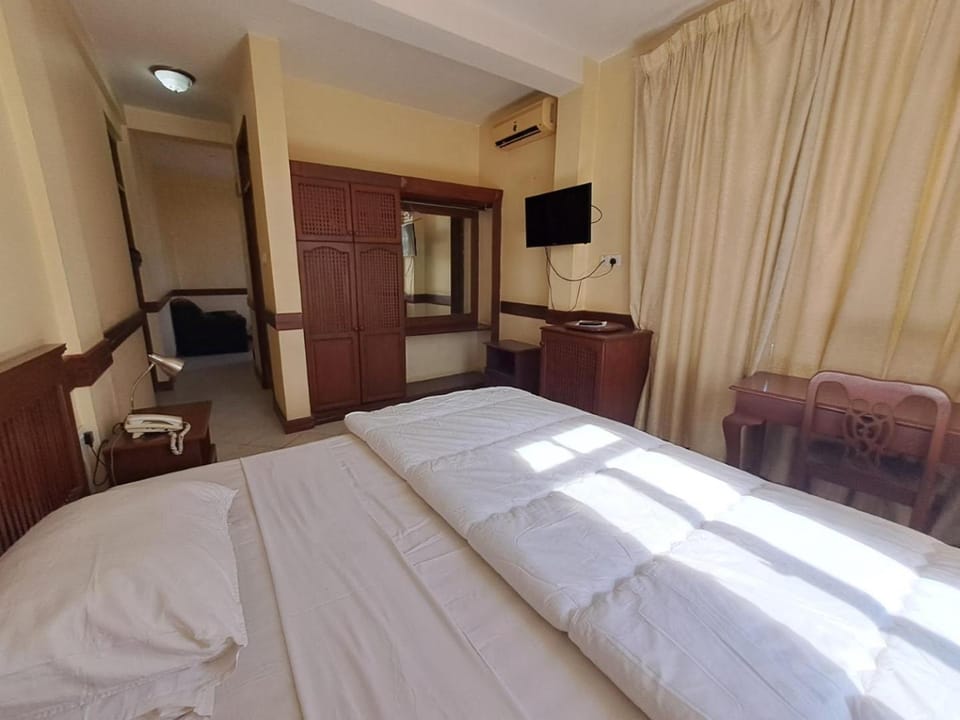 Bed, TV and multimedia, Bedroom