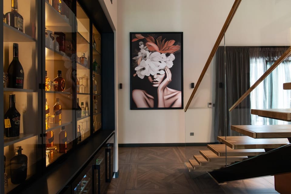 Lounge or bar, oven