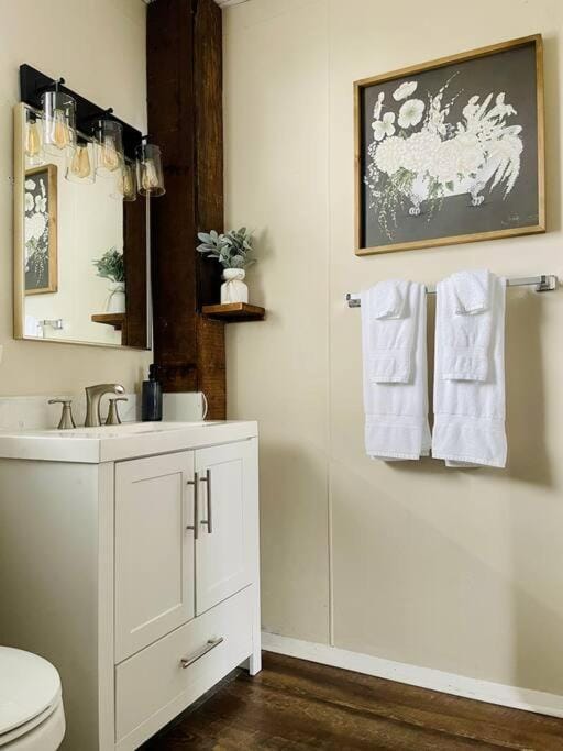 Abode à la Mode / Centrally Located 2BR/1BA Home Apartment in Evansville