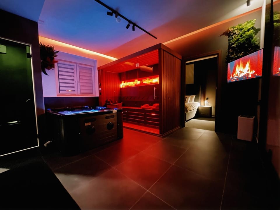 Hot Tub, Hot Tub, Sauna, Sauna