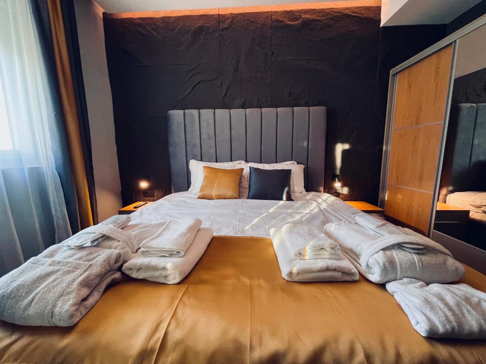 Bed, Bedroom, towels