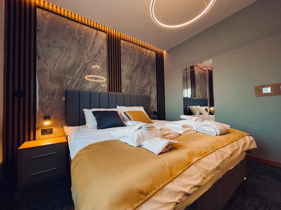 Bed, Bedroom, towels