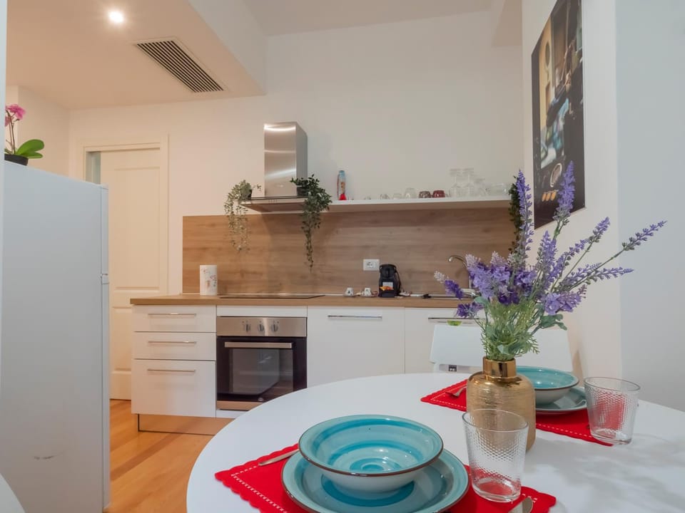Kitchen or kitchenette, Dining area, pet friendly, stove