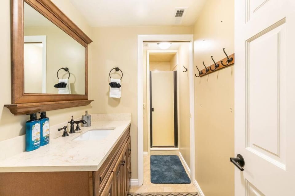 Spacious 3BR Basement Apt near Airport, Work, Ski Apartment in North Salt Lake