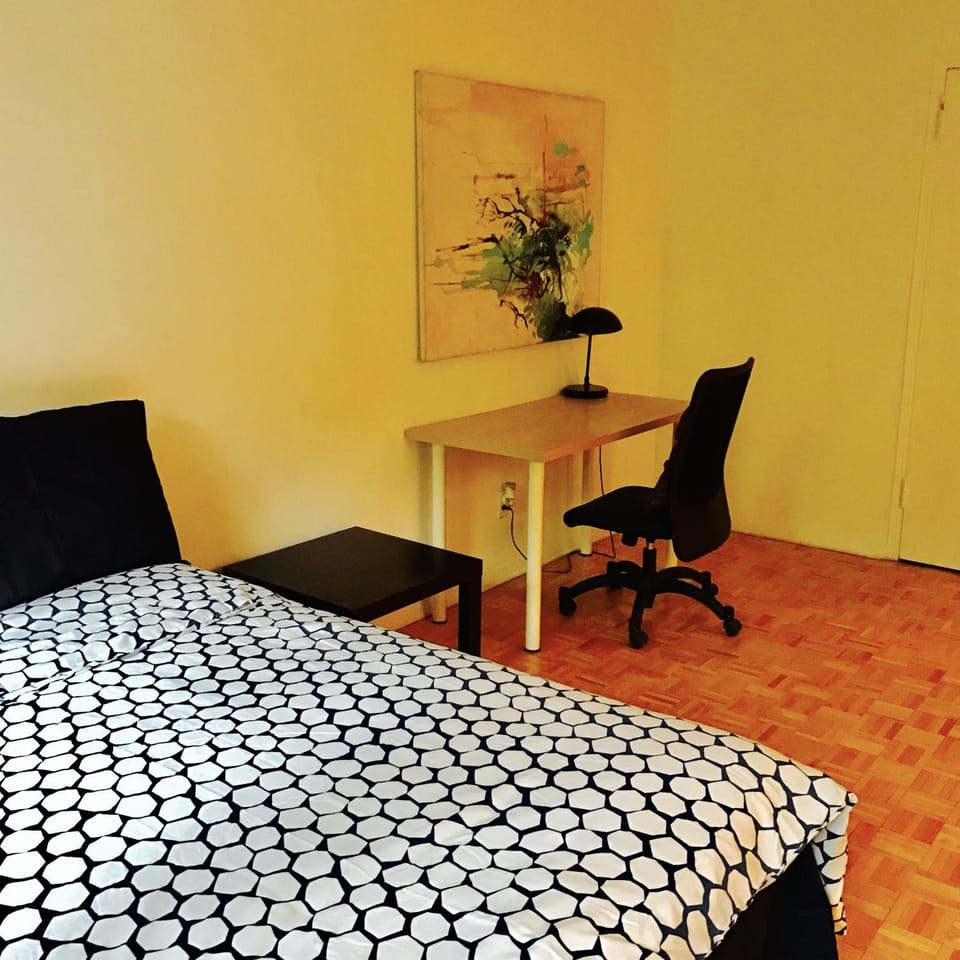 Stylish Montreal Apartment: Comfortable Stay in the Golden Square Mile Apartment in Montreal