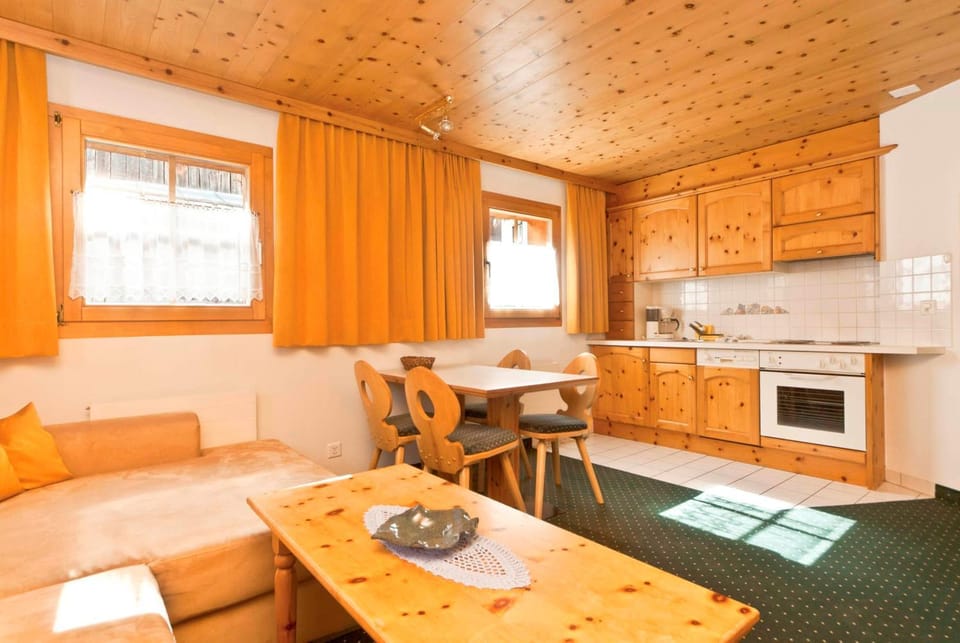Day, Dining area
