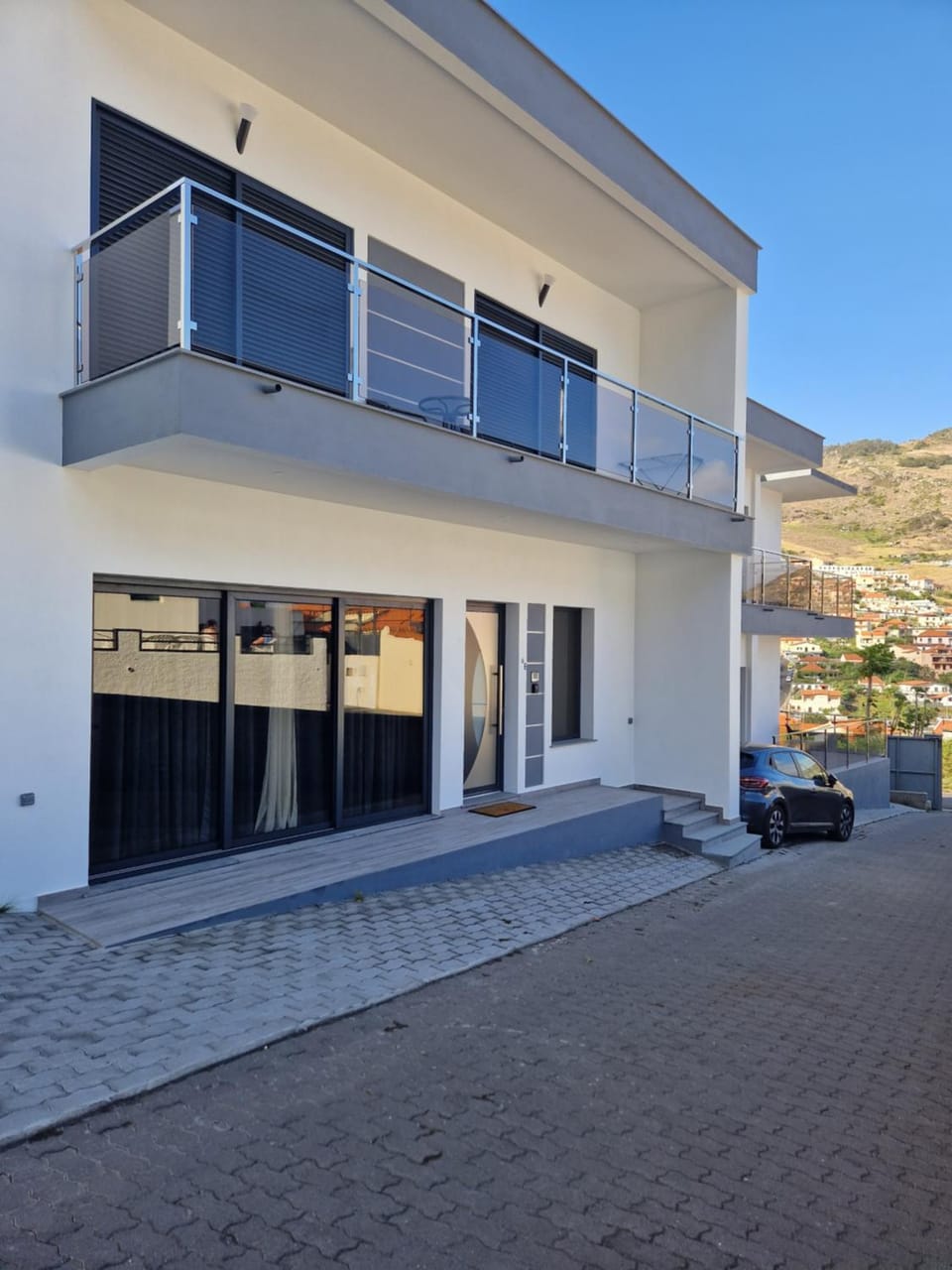 Property building, Balcony/Terrace, Parking