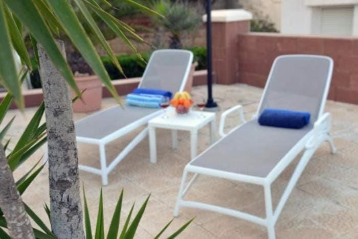 Property building, Swimming pool, sunbed