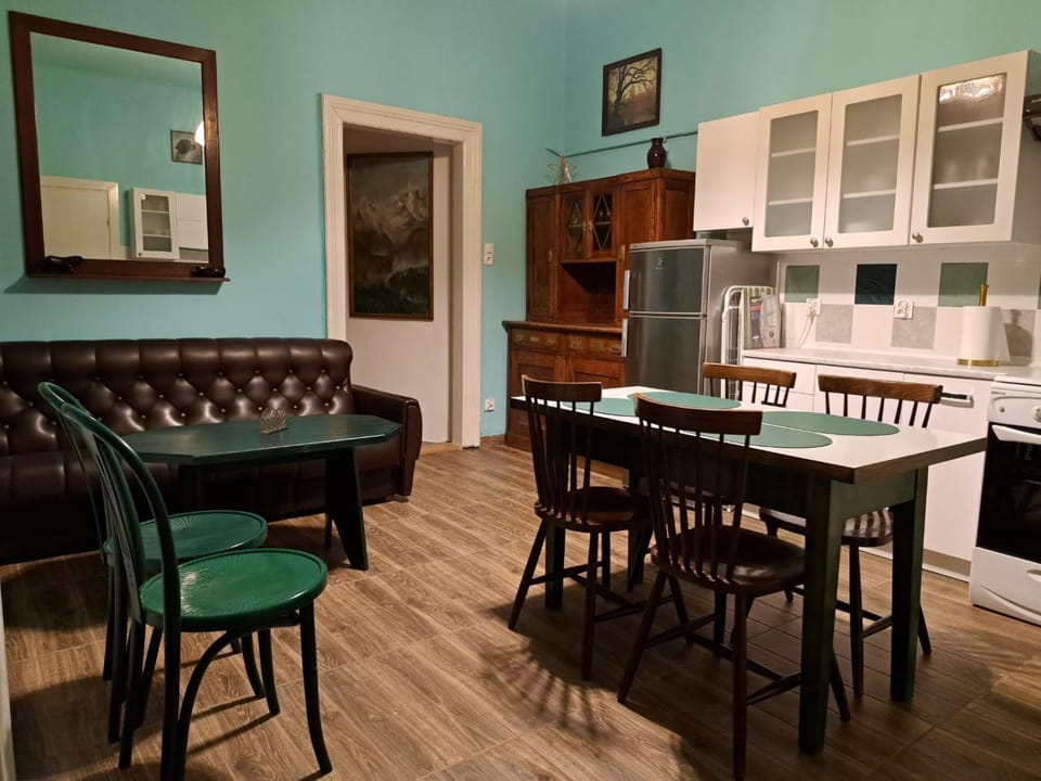 Kitchen or kitchenette, Living room, Seating area, Dining area, pet friendly