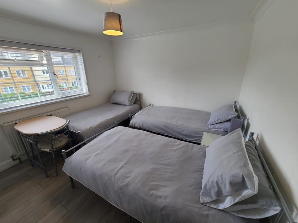 GATWICK ROOMs-TRAVEL SERVICE-AIRPORT PARKING Vacation rental in Crawley