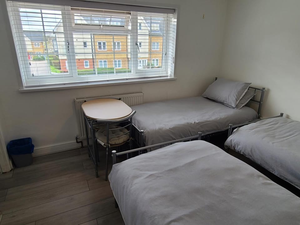 GATWICK ROOMs-TRAVEL SERVICE-AIRPORT PARKING Vacation rental in Crawley