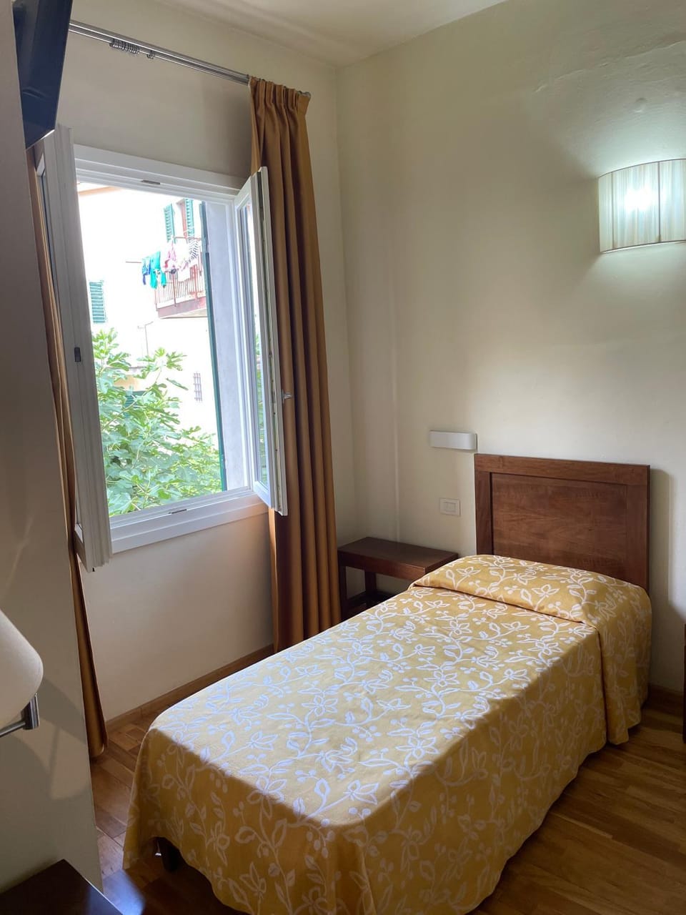 Bed, Photo of the whole room, Bedroom, Garden view, Inner courtyard view, wardrobe, air conditioner