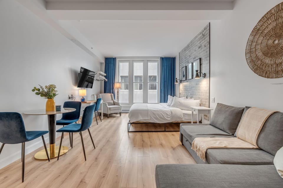 Bed, TV and multimedia, Living room