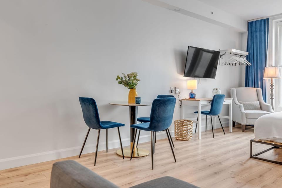 Bed, TV and multimedia, Living room, Dining area