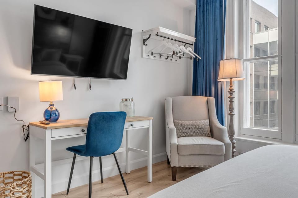 Bed, TV and multimedia, Seating area