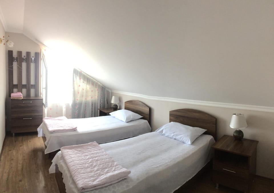 Shower, Toilet, Property building, Bathroom, Coffee/tea facilities, Kitchen or kitchenette, Bedroom, Garden view, Mountain view, Street view