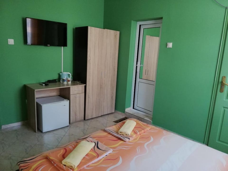 Bed, Balcony/Terrace, Photo of the whole room, Bedroom, minibar, towels, wardrobe
