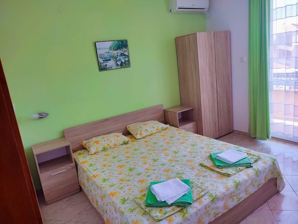 Bed, Balcony/Terrace, Photo of the whole room, Bedroom, minibar, towels, wardrobe, air conditioner