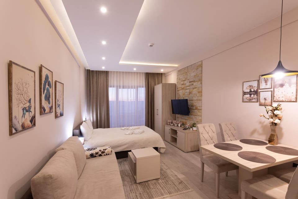 Communal lounge/ TV room, Bed, TV and multimedia, Living room, Photo of the whole room, Seating area, Evening entertainment, Bedroom