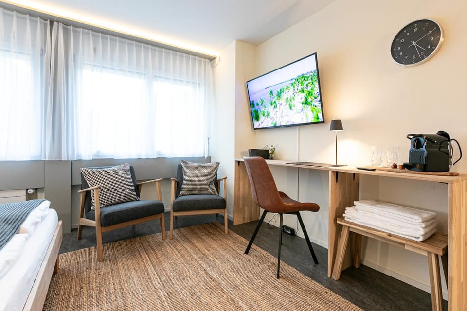 TV and multimedia, Photo of the whole room, Seating area, Bedroom