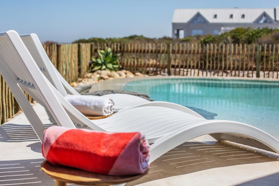 Patio, Pool view, Swimming pool, sunbed, towels