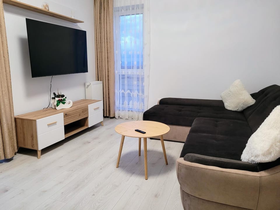 Communal lounge/ TV room, TV and multimedia, Living room, Seating area, Evening entertainment