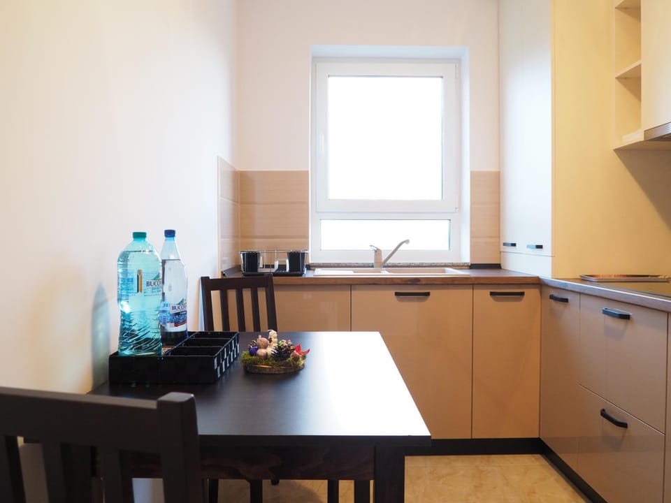 Kitchen or kitchenette, Dining area, minibar