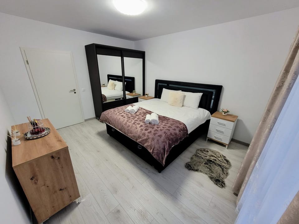 Bed, Photo of the whole room, Bedroom, hair dresser, towels