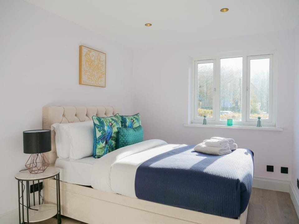 Stylish Retreat for Your Short Getaway Apartment in London Borough of Ealing