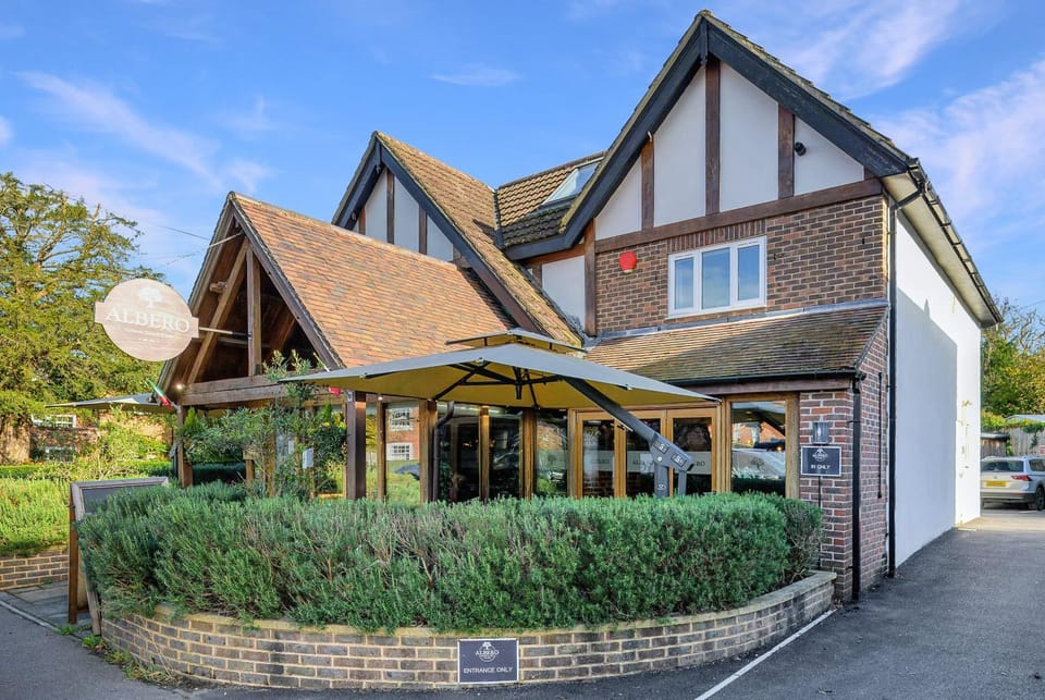 Property building, Neighbourhood, Garden view, Street view