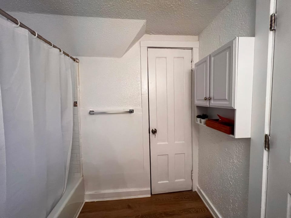 B1-3 HOME Close to Yale New Haven Hospital Apartment in West Haven