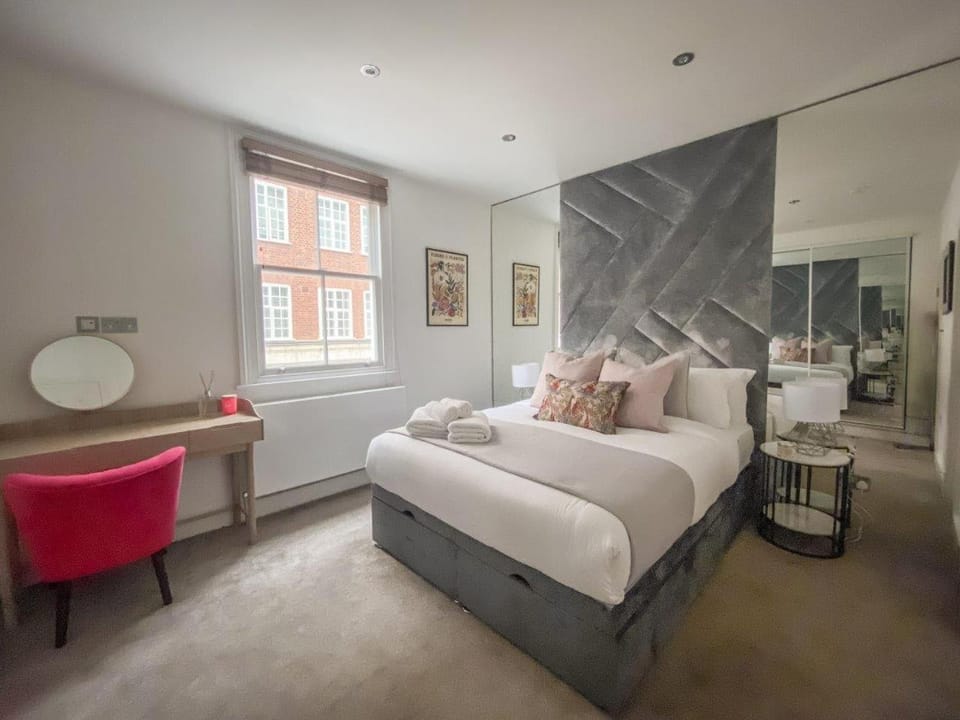 Tranquil Urban Oasis in Kensington Apartment in City of Westminster