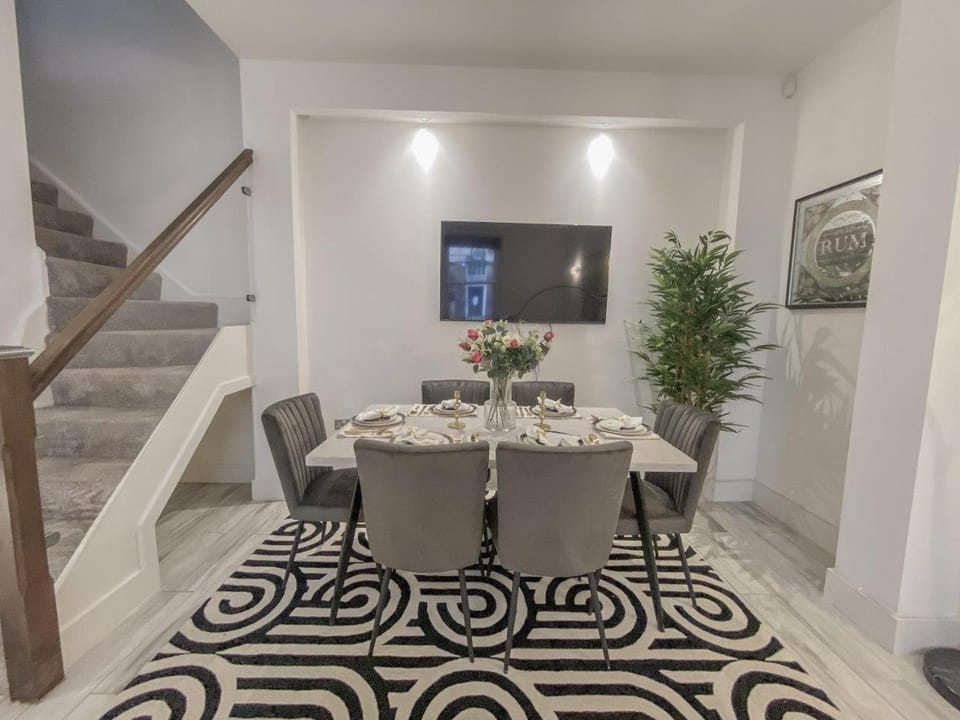 Tranquil Urban Oasis in Kensington Apartment in City of Westminster